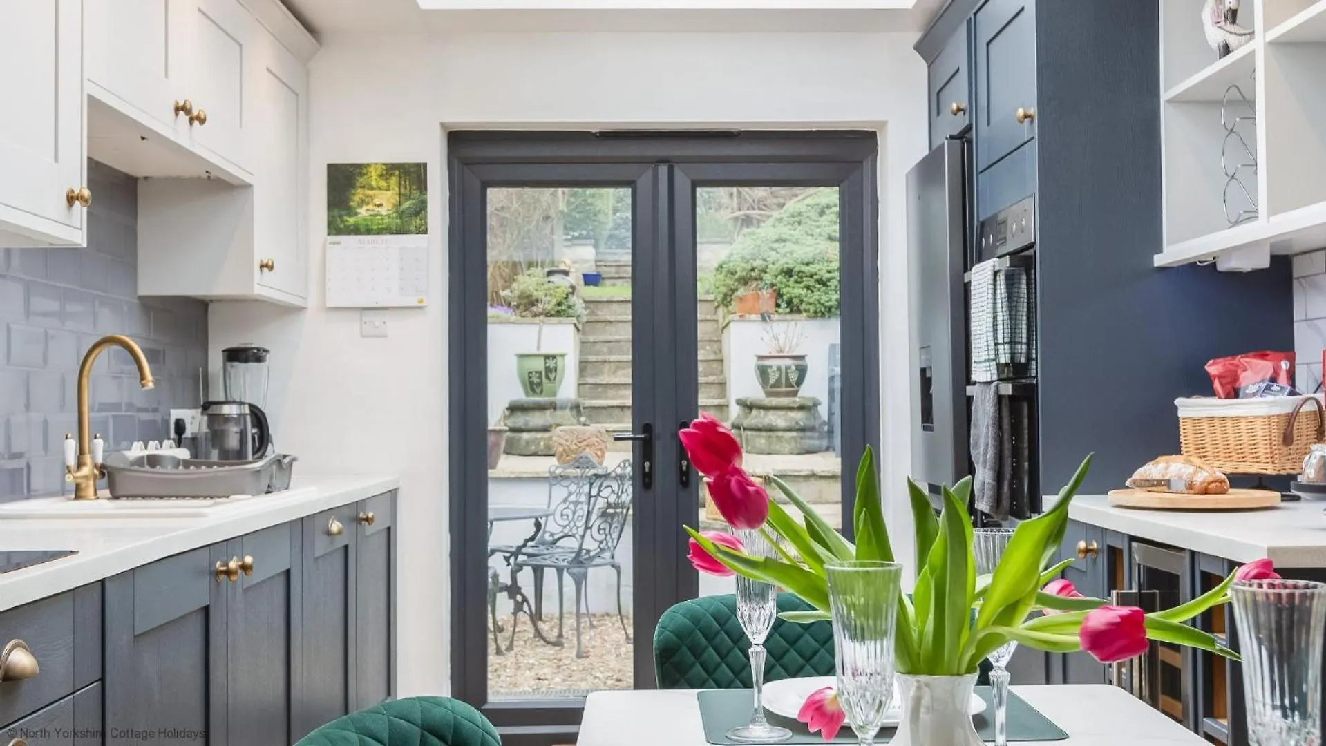 Stone Cottage In Picturesque North Yorkshire Village - Bull Dog Cottage Ampleforth