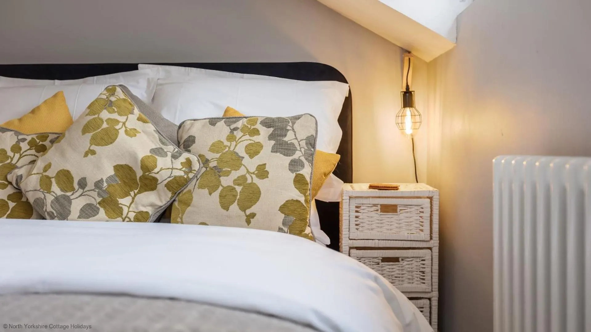 Stone Cottage In Picturesque North Yorkshire Village - Bull Dog Cottage Ampleforth 0*,